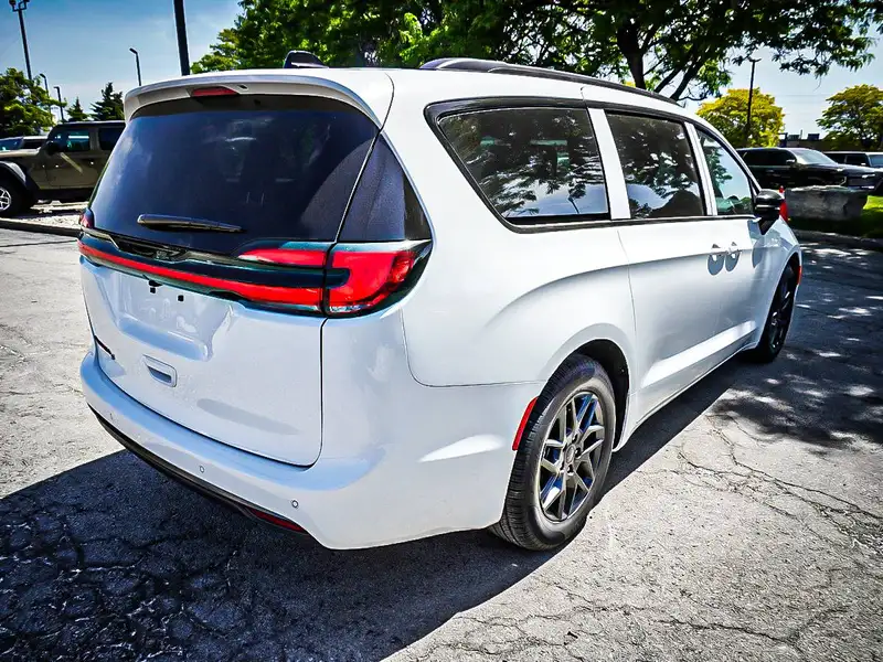 2027 Chrysler Pacifica Select AWD, bílá, 0 km, dovoz Kanada — foto 8 z 12