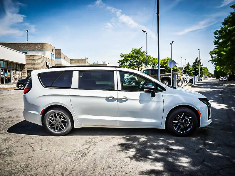 2027 Chrysler Pacifica Select AWD, bílá, 0 km, dovoz Kanada — foto 9 z 12