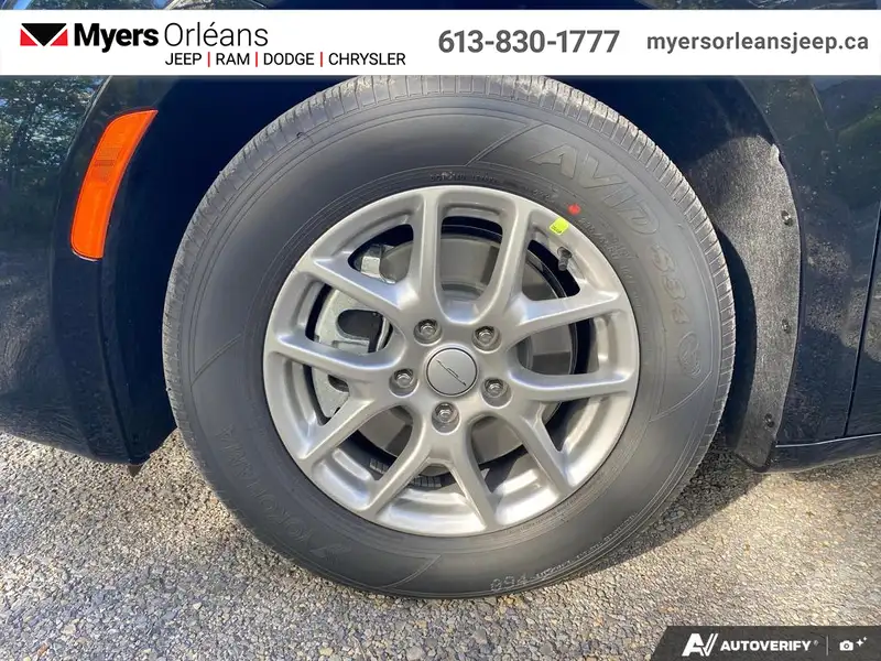 2027 Chrysler Grand Caravan SXT, černá, 0 km, dovoz Kanada — foto 9 z 12