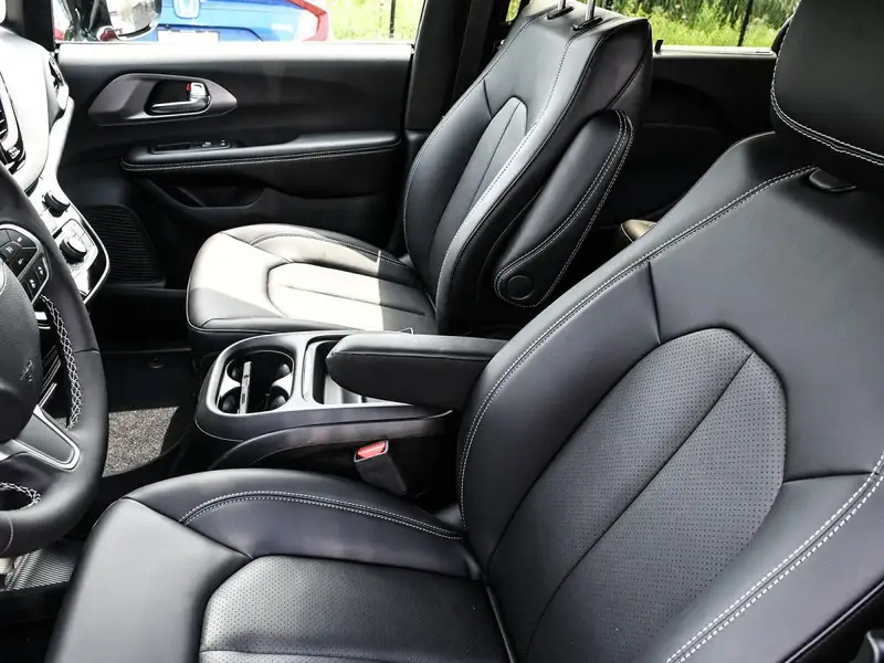 2027 Chrysler Grand Caravan SXT |SiriusXM|ReverseCamera|AppleCarPlay|HtdSeats|, červená, 0 km, dovoz Kanada — foto 10 z 12