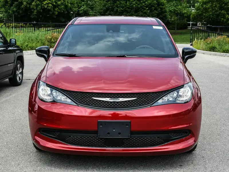 2027 Chrysler Grand Caravan SXT |SiriusXM|ReverseCamera|AppleCarPlay|HtdSeats|, červená, 0 km, dovoz Kanada — foto 2 z 12