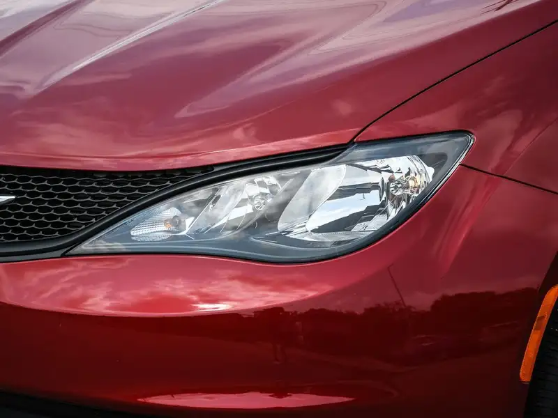 2027 Chrysler Grand Caravan SXT |SiriusXM|ReverseCamera|AppleCarPlay|HtdSeats|, červená, 0 km, dovoz Kanada — foto 6 z 12