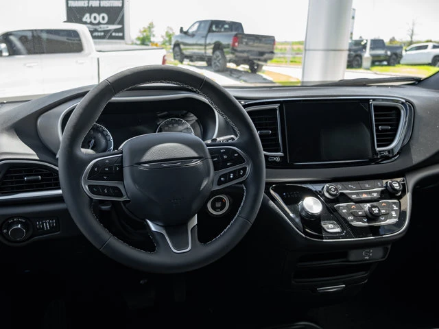 2027 Chrysler Grand Caravan SXT, černá, 0 km, dovoz Kanada — foto 3 z 20