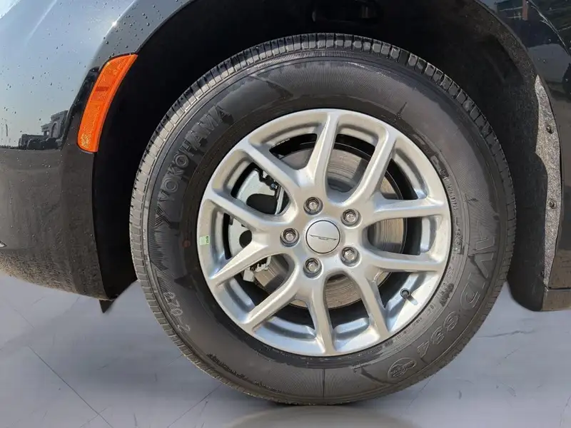 2027 Chrysler Grand Caravan SXT, bílá, 0 km, dovoz Kanada — foto 9 z 12