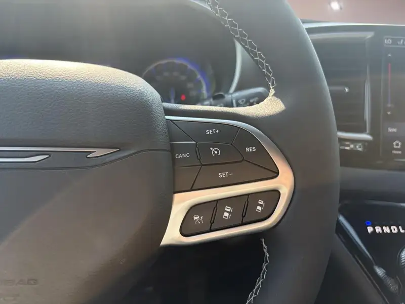 2027 Chrysler Grand Caravan SXT, bílá, 0 km, dovoz Kanada — foto 11 z 12