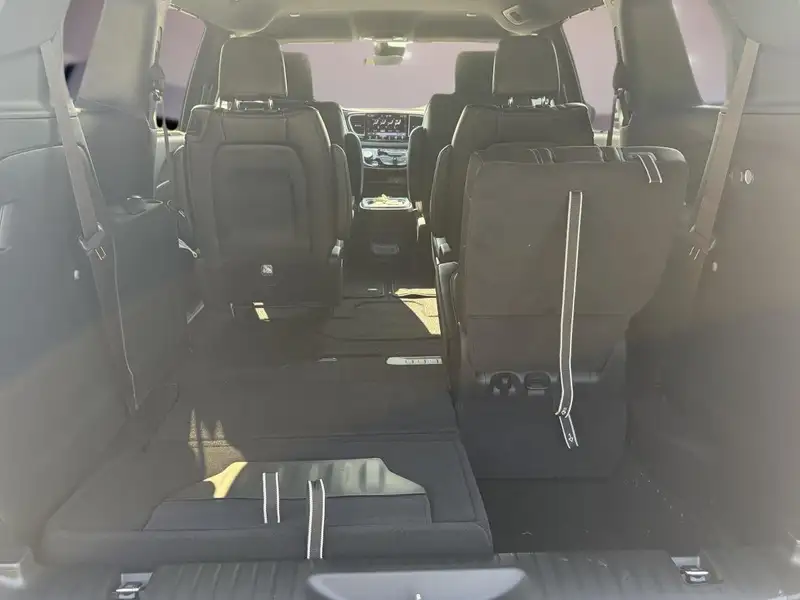 2027 Chrysler Grand Caravan SXT, bílá, 0 km, dovoz Kanada — foto 8 z 12