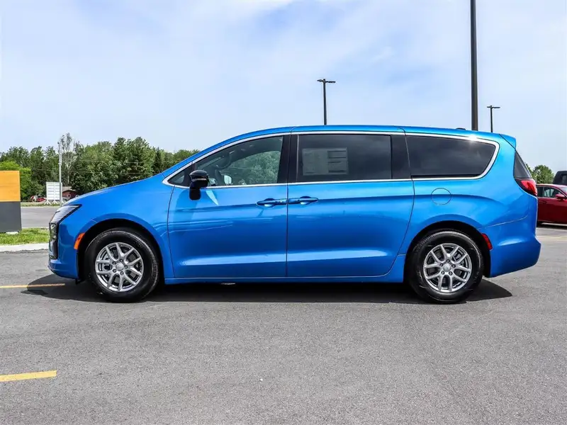 2027 Chrysler Pacifica Select, modrá, 0 km, dovoz Kanada — foto 3 z 12
