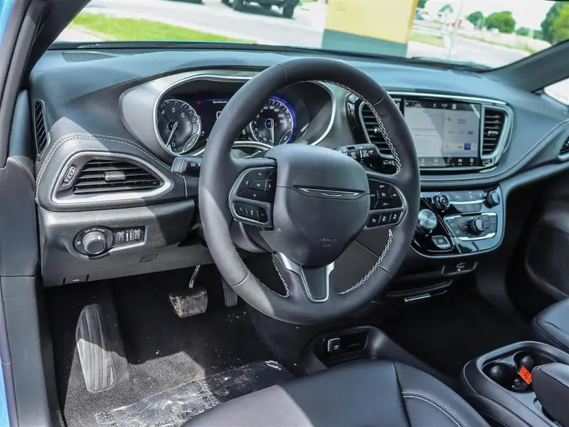 2027 Chrysler Pacifica Select, modrá, 0 km, dovoz Kanada — foto 8 z 12