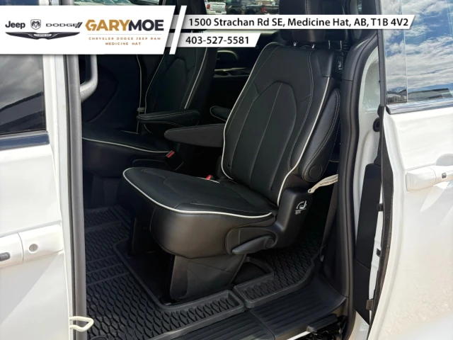2027 Chrysler Pacifica Limited | Panoramic Sunroof | Navigation | Adapti, bílá, 0 km, dovoz Kanada — foto 13 z 20