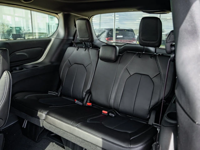 2027 Chrysler Pacifica SELECT, čierna, 0 km, dovoz Kanada — foto 15 z 20
