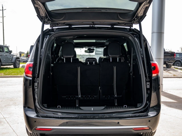 2027 Chrysler Pacifica SELECT, čierna, 0 km, dovoz Kanada — foto 8 z 20