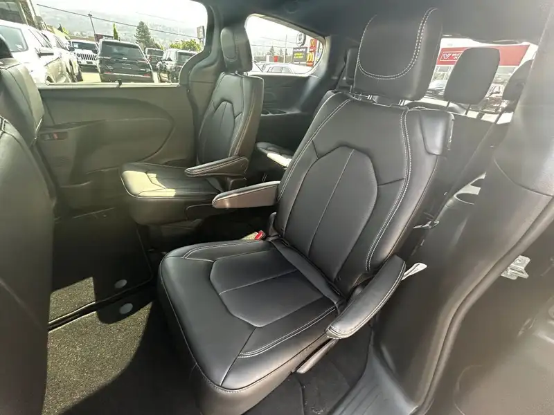 2027 Chrysler Pacifica Select AWD, čierna, 0 km, dovoz Kanada — foto 10 z 12