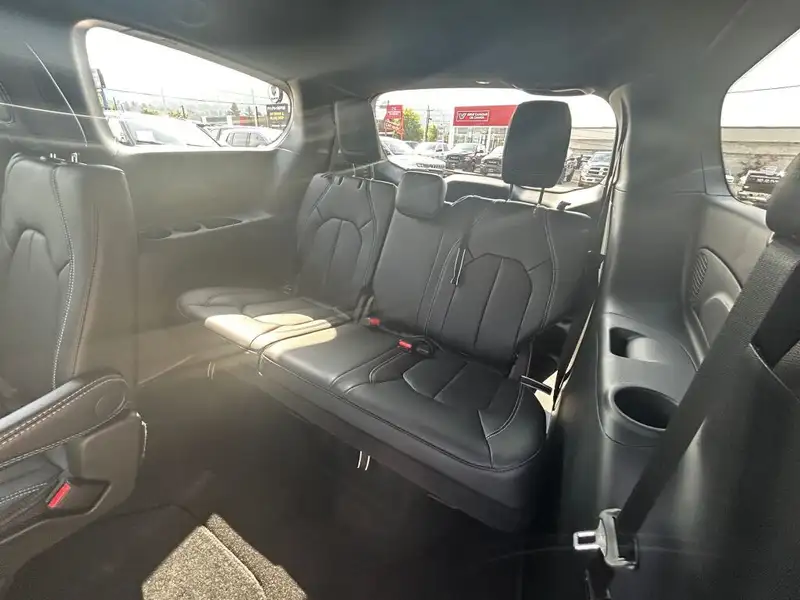 2027 Chrysler Pacifica Select AWD, čierna, 0 km, dovoz Kanada — foto 12 z 12