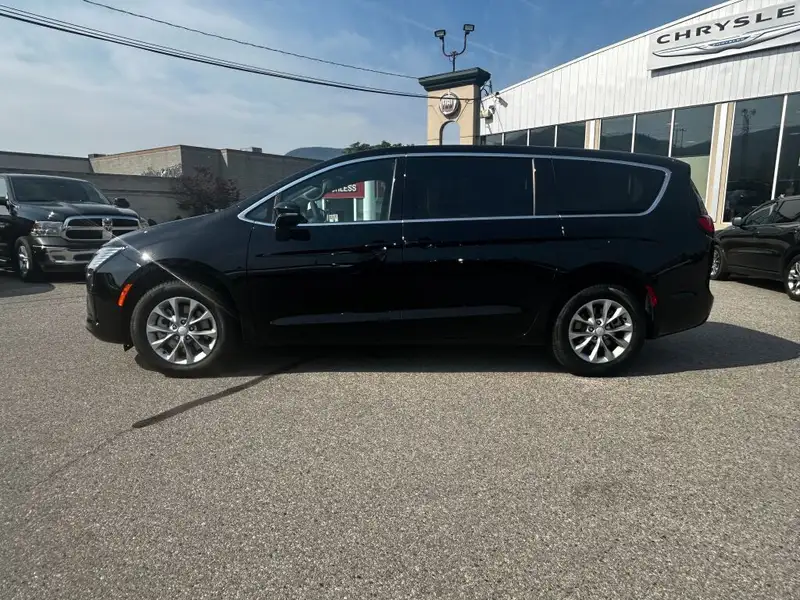 2027 Chrysler Pacifica Select AWD, čierna, 0 km, dovoz Kanada — foto 4 z 12