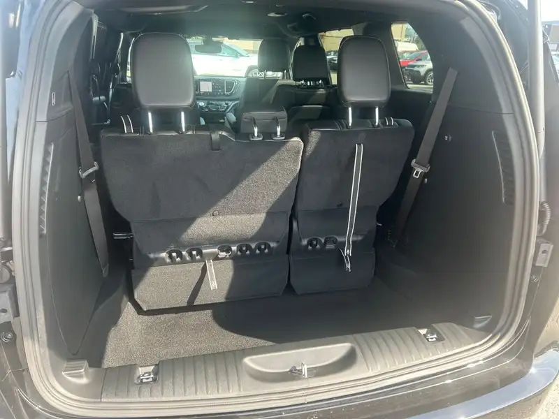 2027 Chrysler Pacifica Select AWD, čierna, 0 km, dovoz Kanada — foto 7 z 12