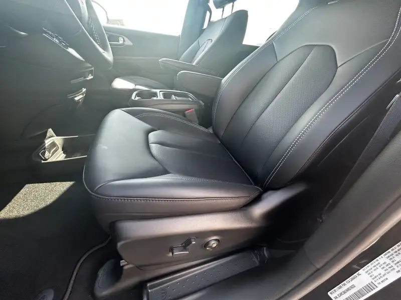 2027 Chrysler Pacifica Select AWD, čierna, 0 km, dovoz Kanada — foto 9 z 12