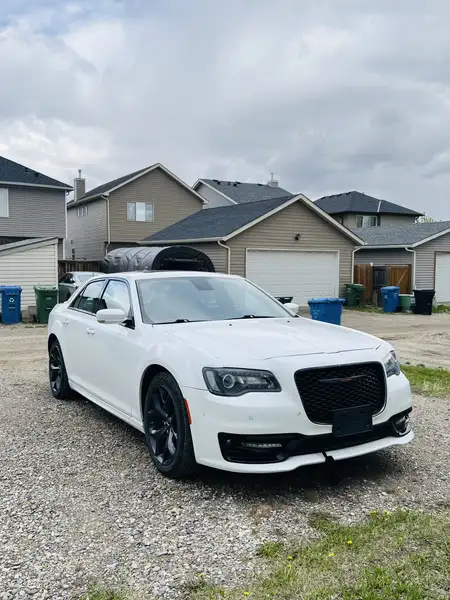 2022 Chrysler 300S, 94 172 km, dovoz Kanada — foto 1