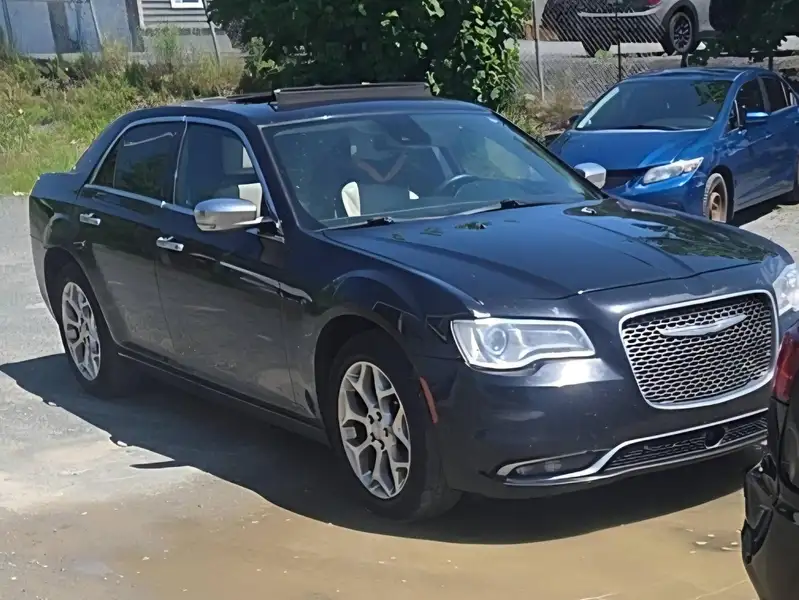2016 Chrysler 300C Platinum, čierna, 170 000 km, dovoz Kanada — foto 1 z 8 2016 Chrysler 300C Platinum, čierna, 170 000 km, dovoz Kanada — foto 1 z 8