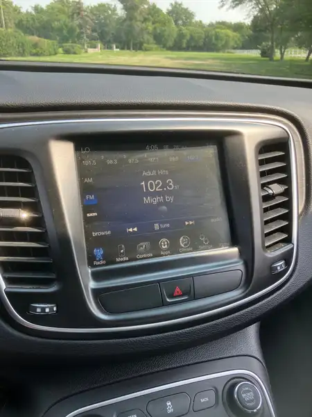 2016 Chrysler 200 Limited, biela, 115 200 km, dovoz Kanada — foto 4 z 10