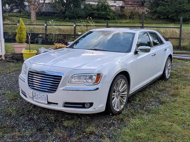 2011 Chrysler 300 300C, biela, 132 500 km, dovoz Kanada — foto 6 z 7