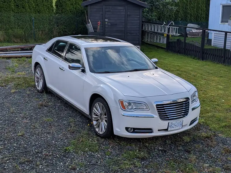 2011 Chrysler 300 300C, biela, 132 500 km, dovoz Kanada — foto 7 z 7