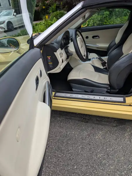 2005 Chrysler Crossfire Limited, žltá, 160 000 km, dovoz Kanada — foto 3 z 4