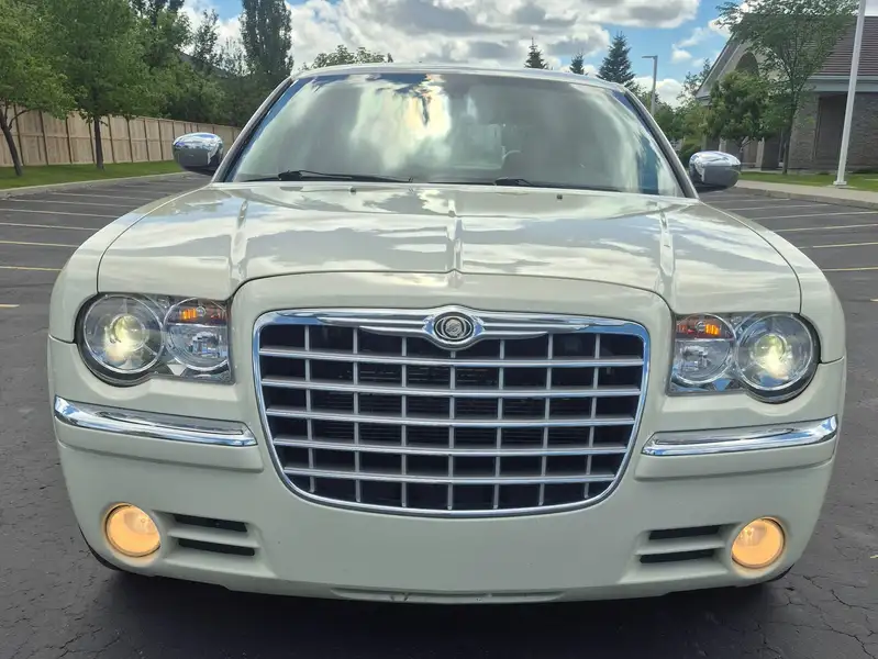 2010 Chrysler 300 300C, biela, 168 000 km, dovoz Kanada — foto 1