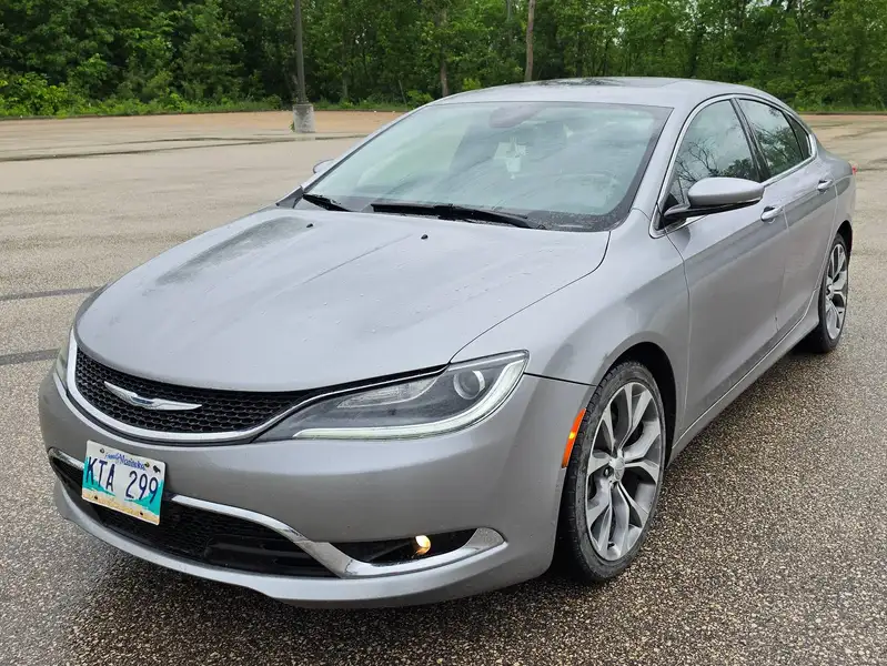 2016 Chrysler 200, strieborná, 195 000 km, dovoz Kanada — foto 2 z 12