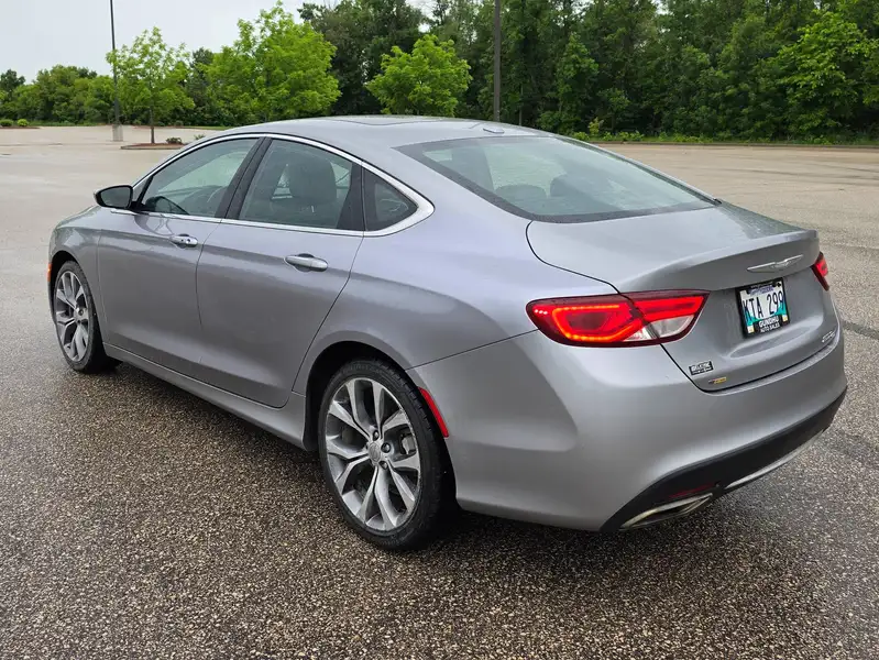 2016 Chrysler 200, strieborná, 195 000 km, dovoz Kanada — foto 3 z 12