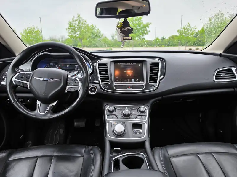 2016 Chrysler 200, strieborná, 195 000 km, dovoz Kanada — foto 7 z 12