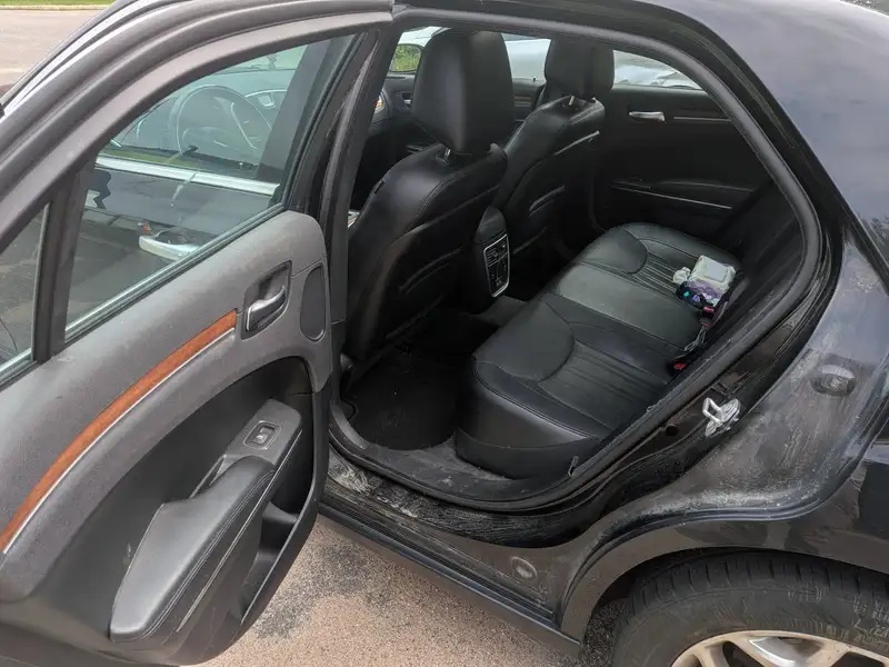 2017 Chrysler 300 300C Platinum, čierna, 141 000 km, dovoz Kanada — foto 11 z 12
