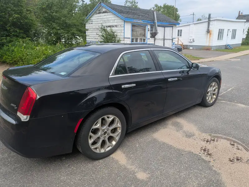 2017 Chrysler 300 300C Platinum, čierna, 141 000 km, dovoz Kanada — foto 3 z 12