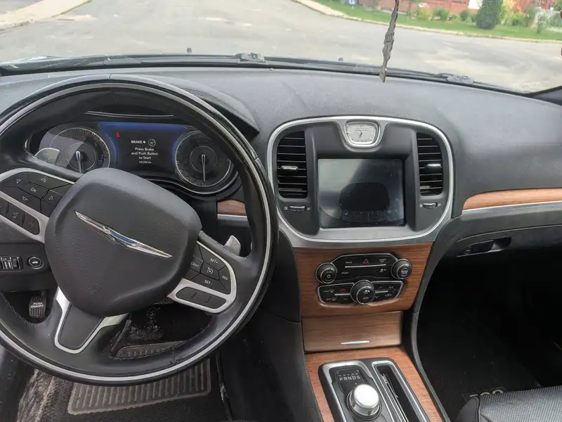 2017 Chrysler 300 300C Platinum, čierna, 141 000 km, dovoz Kanada — foto 4 z 12