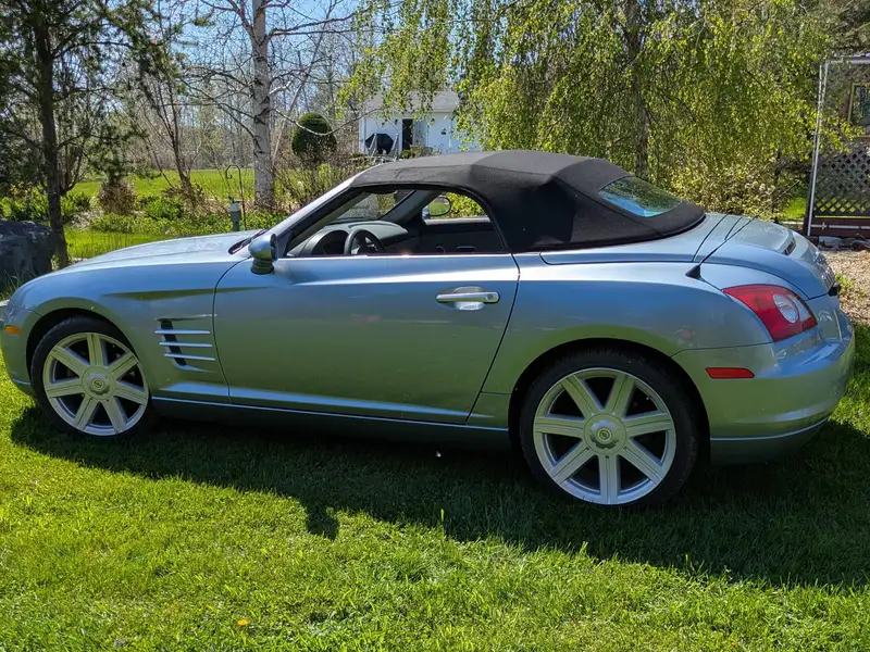 2005 Chrysler Crossfire Limited, sivá, 77 000 km, dovoz Kanada — foto 1