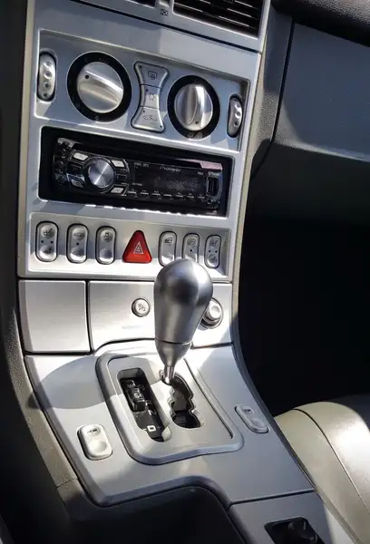 2005 Chrysler Crossfire Limited, biela, 128 000 km, dovoz Kanada — foto 4 z 7