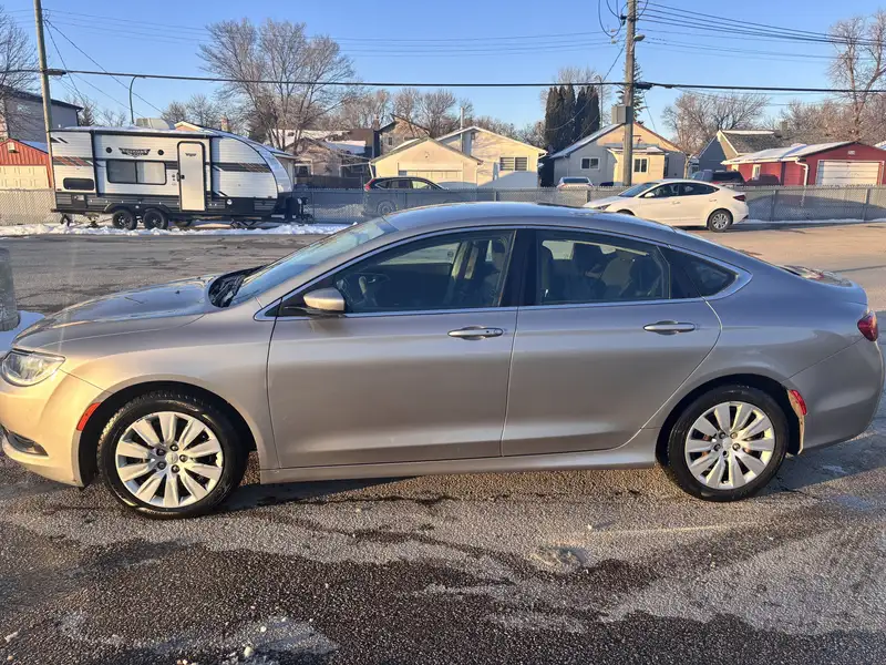 2016 Chrysler 200, strieborná, 157 000 km, dovoz Kanada — foto 2 z 8