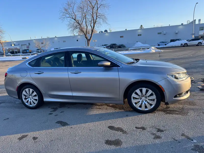 2016 Chrysler 200, strieborná, 157 000 km, dovoz Kanada — foto 5 z 8
