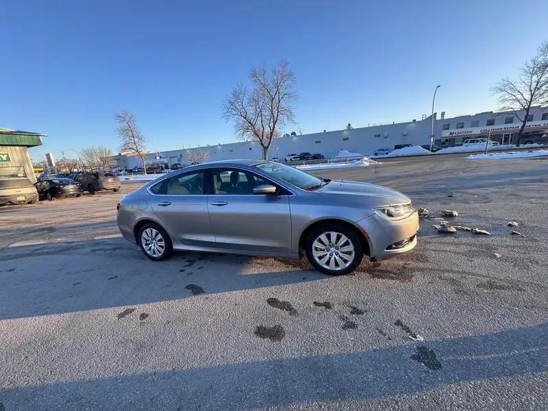 2016 Chrysler 200, strieborná, 157 000 km, dovoz Kanada — foto 6 z 8