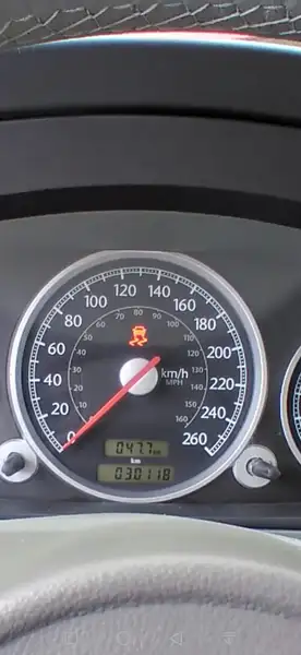 2005 Chrysler Crossfire 2dr Cpe Limited, červená, 32 000 km, dovoz Kanada — foto 4 z 6