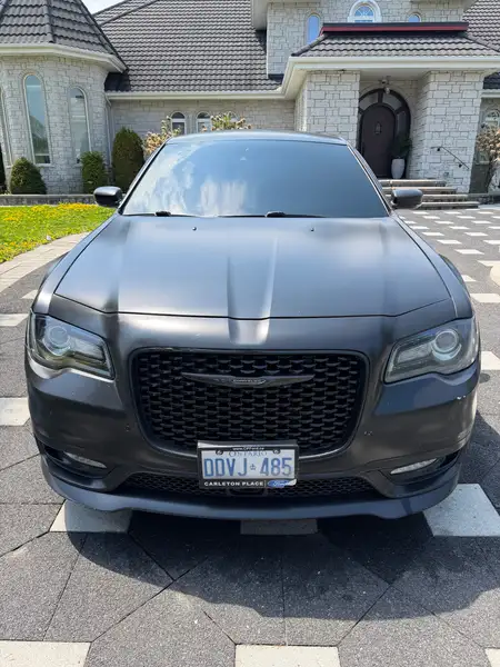2019 Chrysler 300 300S, čierna, 135 000 km, dovoz Kanada — foto 1 z 12 2019 Chrysler 300 300S, čierna, 135 000 km, dovoz Kanada — foto 1 z 12