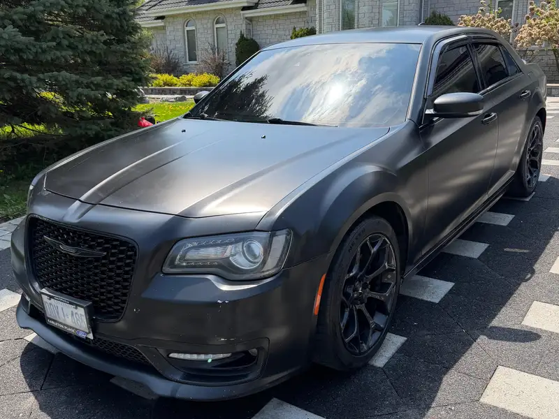 2019 Chrysler 300 300S, čierna, 135 000 km, dovoz Kanada — foto 2 z 12