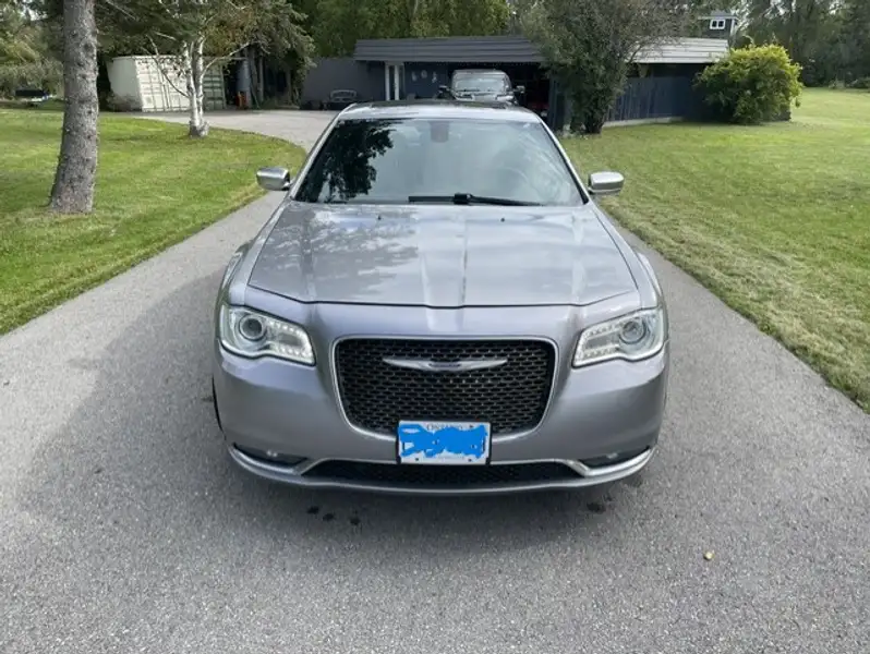2016 Chrysler 300 300C Platinum, strieborná, 168 000 km, dovoz Kanada — foto 2 z 12