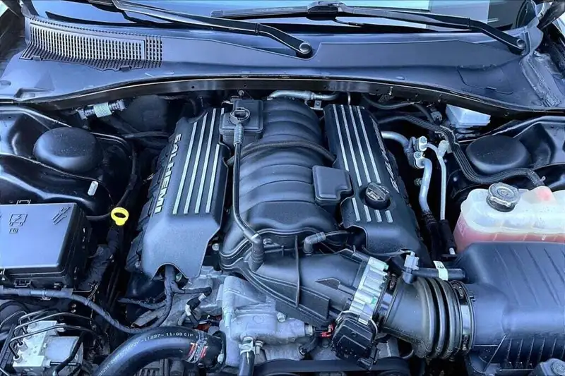 2023 Chrysler 300 Srt8, čierna, 72 087 km, dovoz Kanada — foto 10 z 12