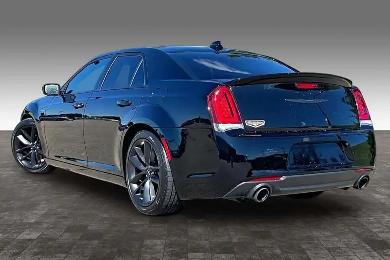 2023 Chrysler 300 Srt8, čierna, 72 087 km, dovoz Kanada — foto 11 z 12
