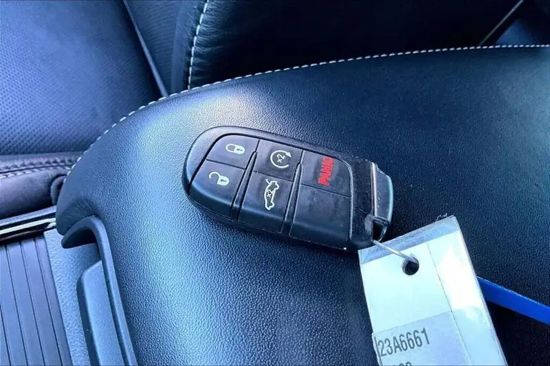 2023 Chrysler 300 Srt8, čierna, 72 087 km, dovoz Kanada — foto 12 z 12