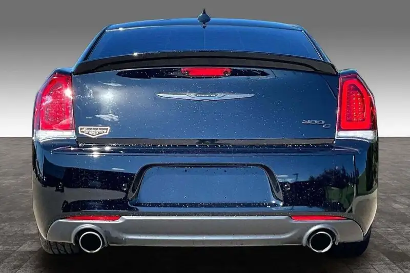2023 Chrysler 300 Srt8, čierna, 72 087 km, dovoz Kanada — foto 4 z 12