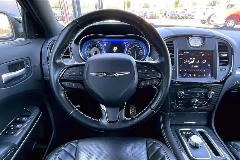 2023 Chrysler 300 Srt8, čierna, 72 087 km, dovoz Kanada — foto 5 z 12