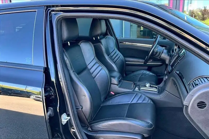 2023 Chrysler 300 Srt8, čierna, 72 087 km, dovoz Kanada — foto 7 z 12