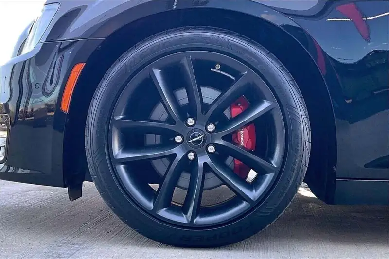 2023 Chrysler 300 Srt8, čierna, 72 087 km, dovoz Kanada — foto 9 z 12