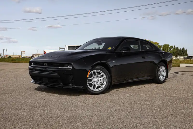 2027 Dodge Charger R/T AWD, černá, 0 km, dovoz Kanada — foto 1